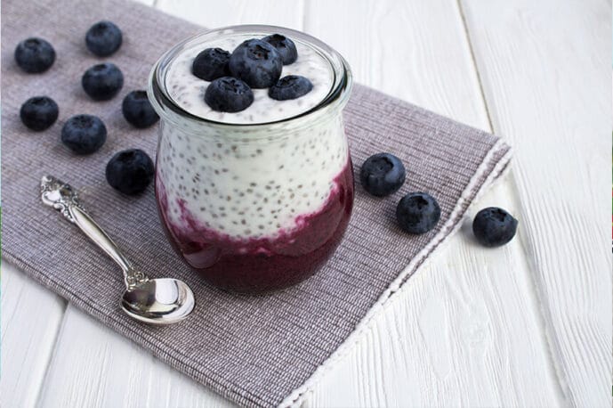 Bezglutenowy pudding chia z mlekiem roślinnym i borówkami